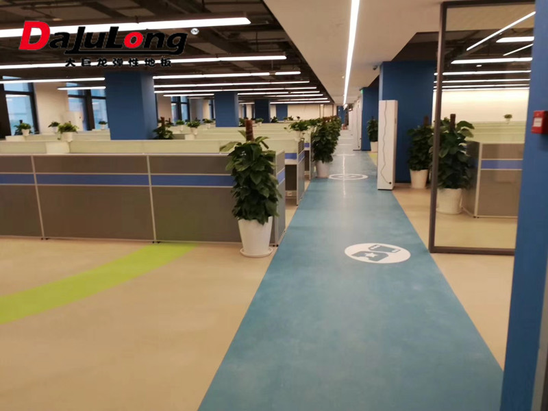 大巨龙塑胶地板具有吸音效果适合办公场所使用